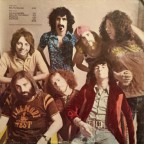 (Detr&aacute;s del LP) 